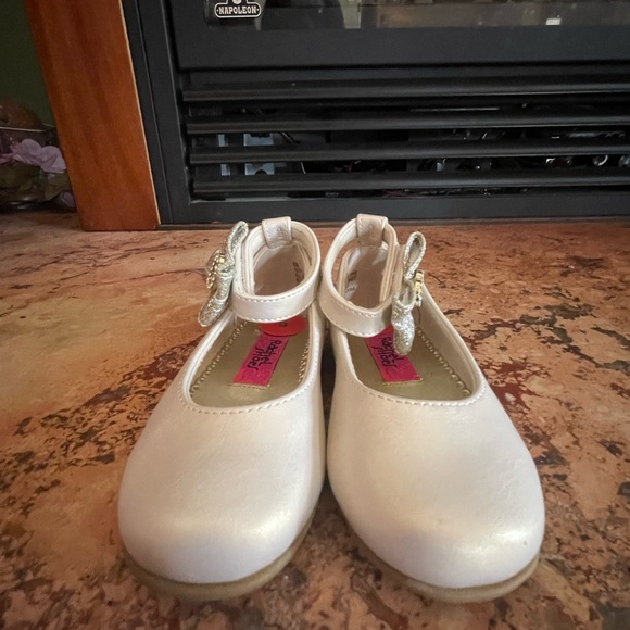 Rachel Shoes Size 6 cream colored dress shoes with bowed ankle clasps - Picture 3 of 4